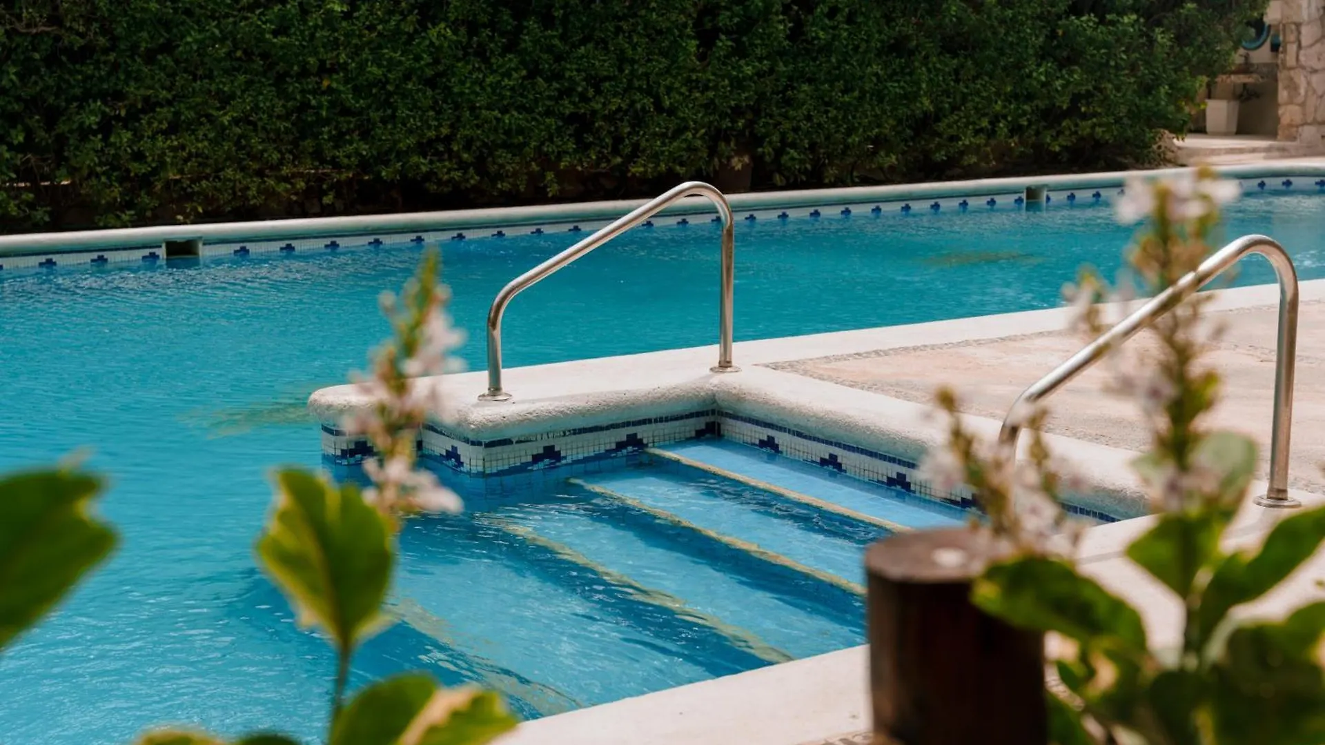 Petit Lafitte Beach Front Hotel & Bungalows Плая-дель-Кармен 4*,